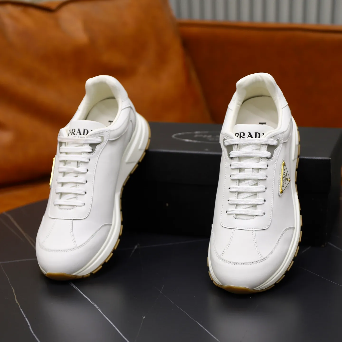 Factory price: 740💰Top original order Brand: PRADA (Prada) Standard code: Men's size 38/44 (45 can be customized) Grade: Same as the official website Material: Original cowhide stitching imported cowhide lining Original combination two-color wear-resistant soft outsole Style category: Leisure and sports version Young fashion European and American trend British style Color: Real picture color
